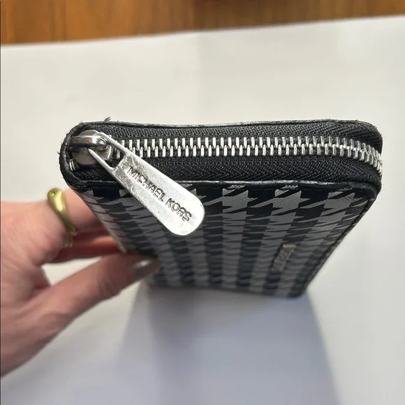 Michael Kors Monochrome Houndstooth Zip Wallet - Picture 4 of 8